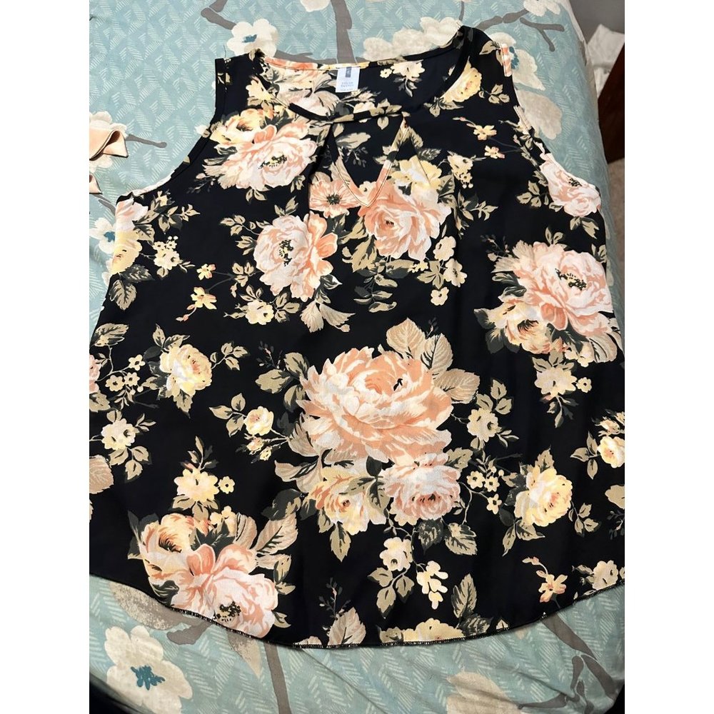 3/$17 Color swatch black floral tank